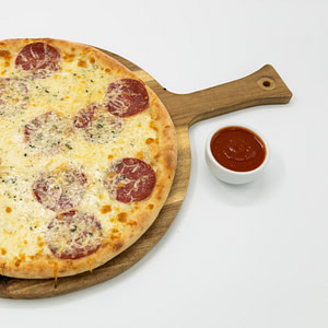Pizza Quattro Formaggi e Salami (5)